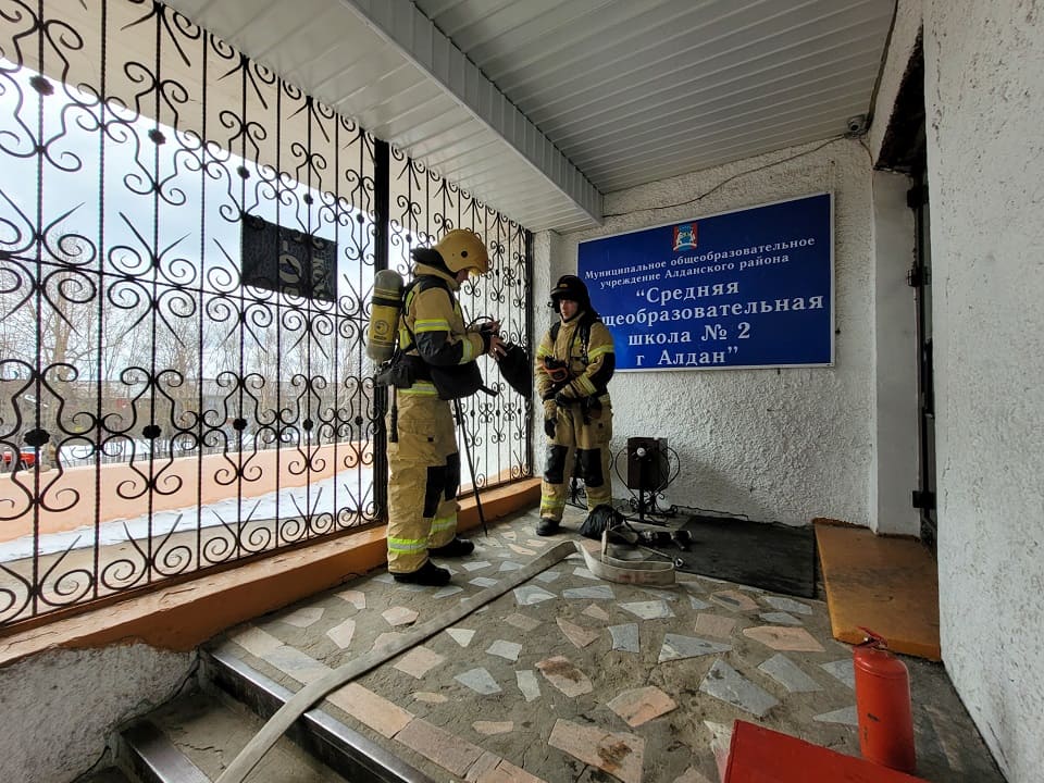 В школе якутского города Алдан прошли пожарно-тактические учения