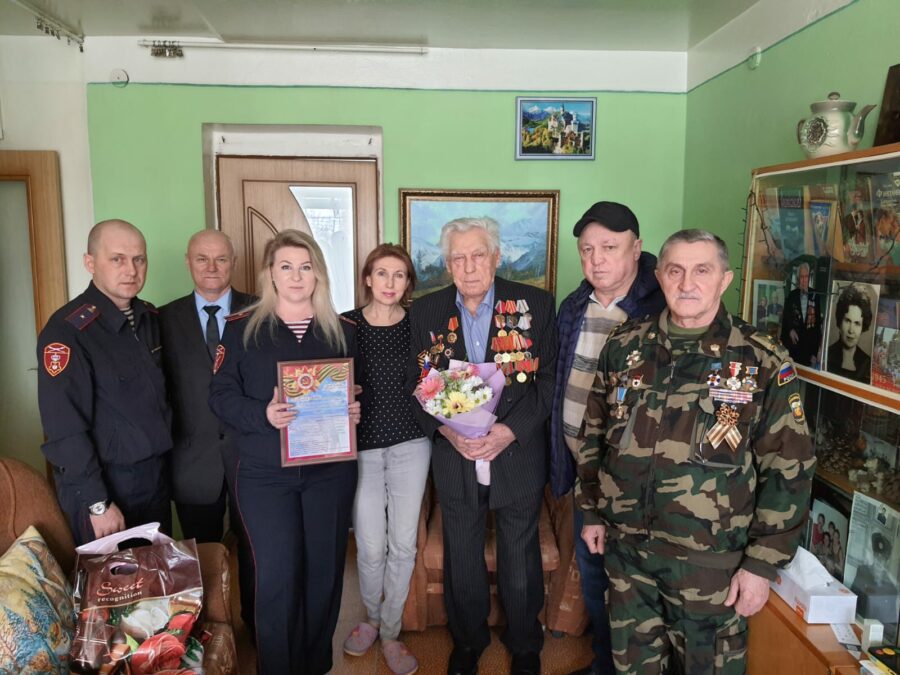 Сотрудники Росгвардии в Нерюнгри поздравили ветеранов с наступающим Днем Победы