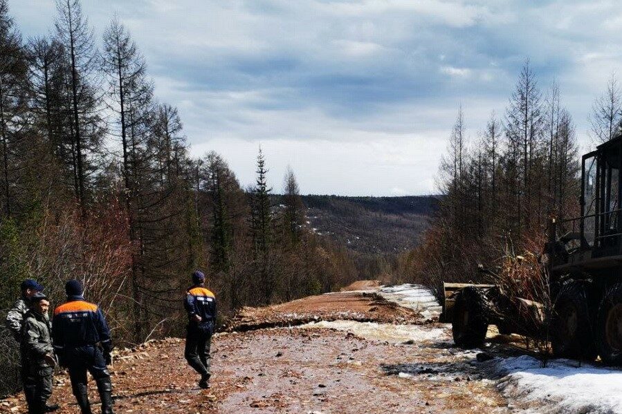 Спасатели Службы спасения Якутии оказывают помощь населению подтопленных населенных пунктов
