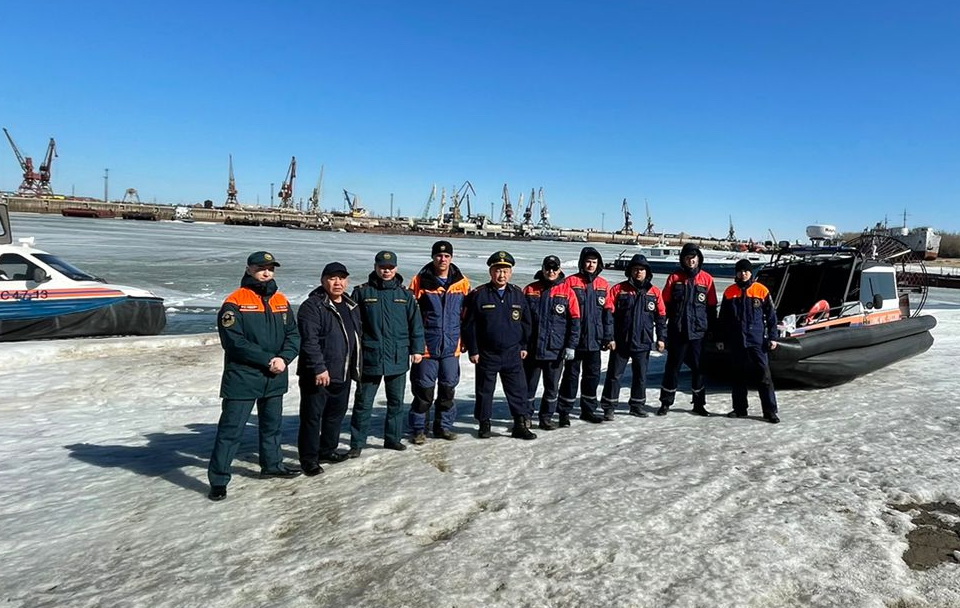 Спасатели Службы спасения Якутии убыли в Амгинский район для сопровождения паводка
