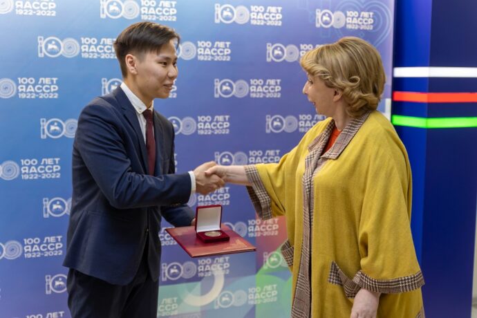 Вице-премьер Якутии вручила памятную медаль президента России #МыВместе Антону Васильеву