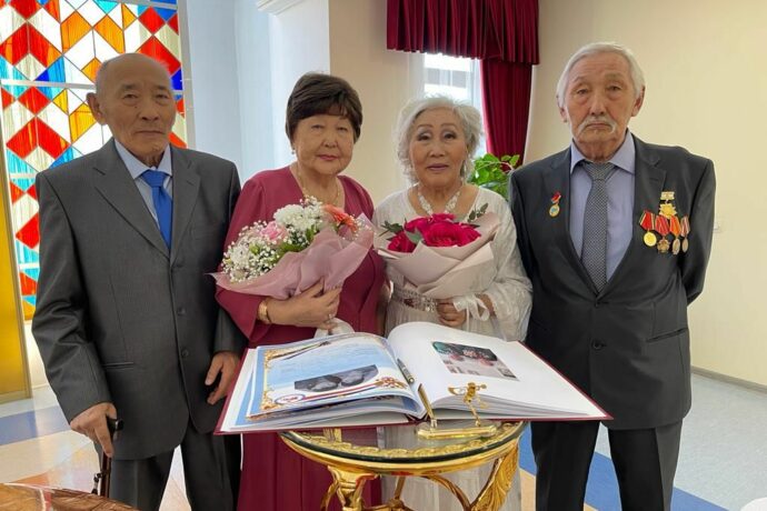 В Якутии знаком «Семейная доблесть» наградили супругов, проживших в совместном браке более 50 лет