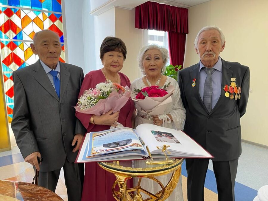 В Якутии знаком «Семейная доблесть» наградили супругов, проживших в совместном браке более 50 лет