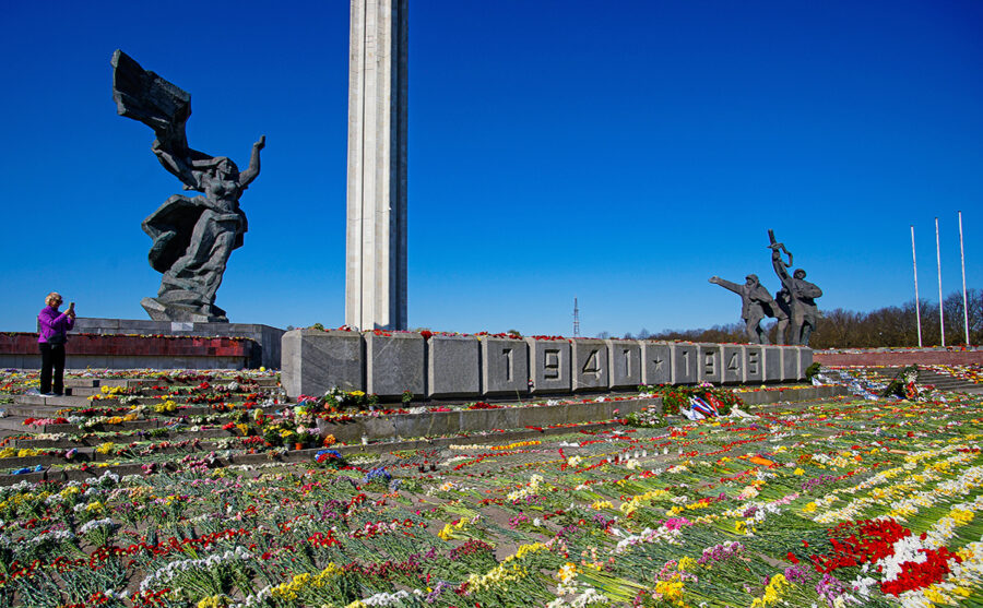 Губернатор Ленобласти готов забрать из Риги памятник советским войнам