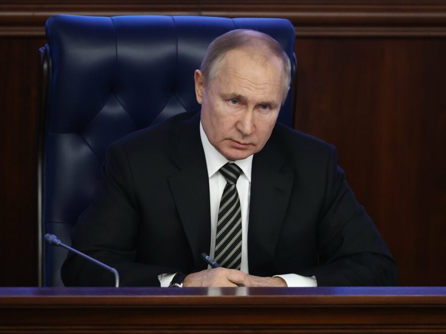Путин заявил, что российская экономика достойно выдерживает санкционный удар