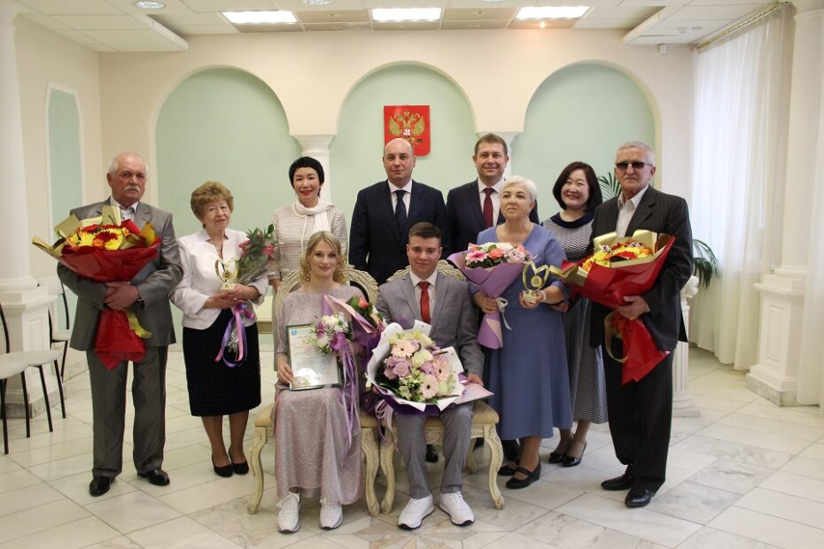 В якутском городе Мирном в канун Дня семьи состоялись две золотые свадьбы