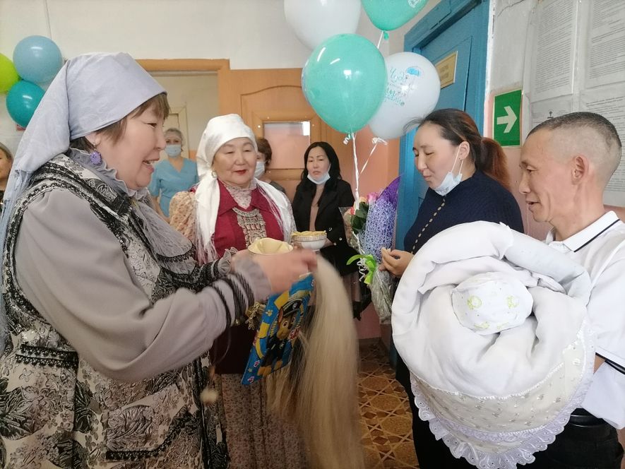 В честь Межуднародного дня семьи в Олекминском районе прошла торжественная выписка новорожденного