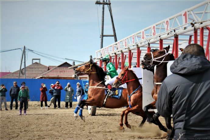 В Якутске сезон конных скачек открыли традиционным турниром