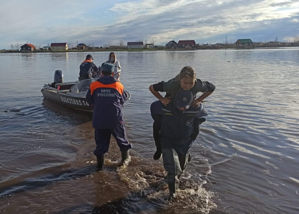 Служба спасения Якутии помогает жителям подтопленных населенных пунктов