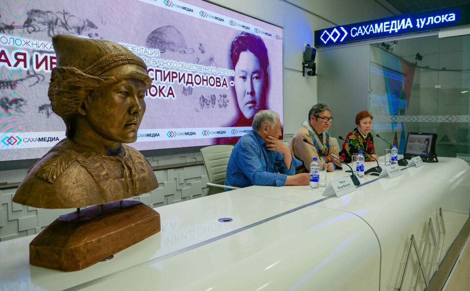 В Якутске представили бюст основоположника юкагирской литературы Тэки Одулока