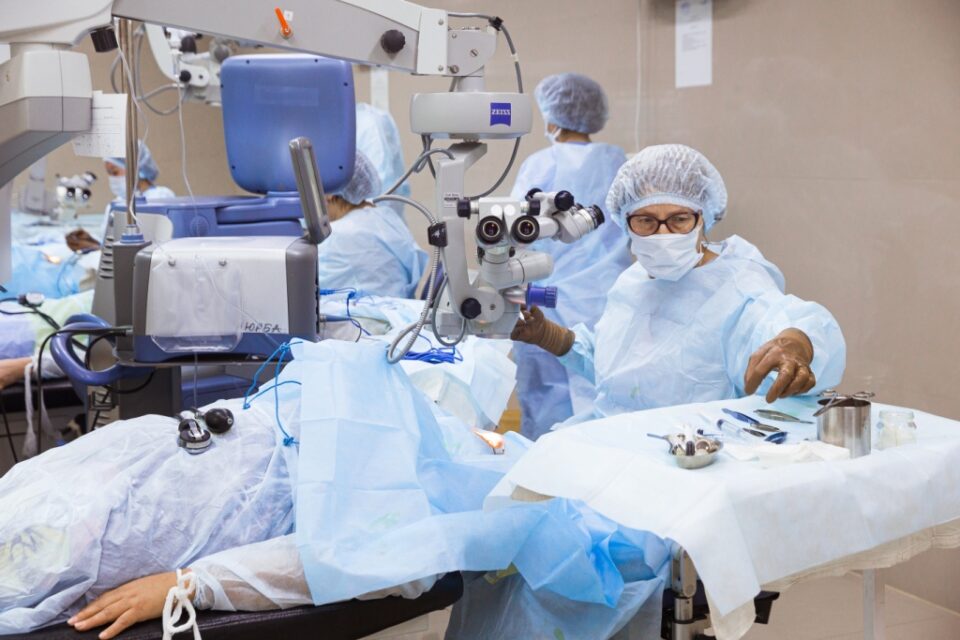 Якутские офтальмохирурги вернули зрение двум жителям Магадана