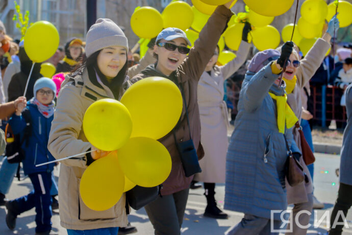 Найди себя! Большой фоторепортаж с первомайской демонстрации в Якутске
