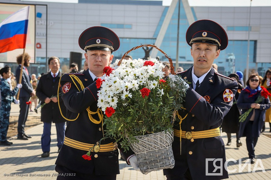 Церемония возложения цветов прошла в Парке Победы в Якутске