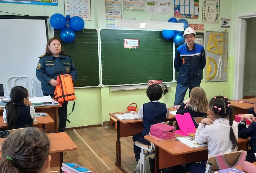 Накануне каникул инспекторы ГИМС проводят уроки безопасности в школах Якутии