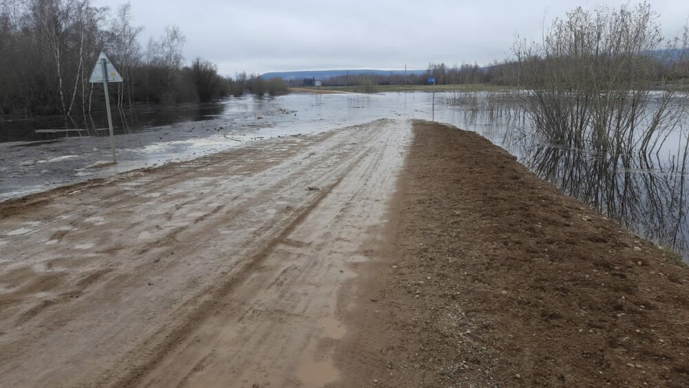 В Олекминском районе Якутии из-за паводка закрыт проезд на участке автодороги 