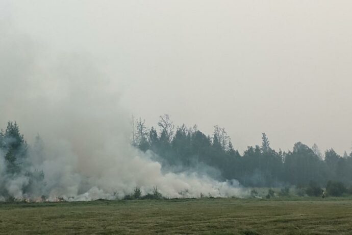 В Якутии лесной пожар в Чурапчинском улусе мешает ликвидировать сильный ветер