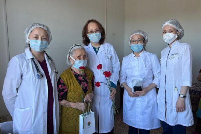 Медики Якутии посещают ветеранов войны и тыла на дому