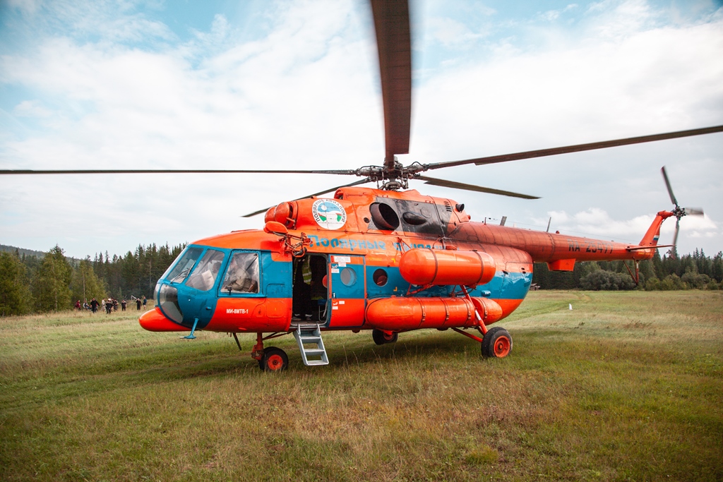 Во время ледохода по реке Лене в Якутии пассажиров перевозят на аэроботах и вертолетах
