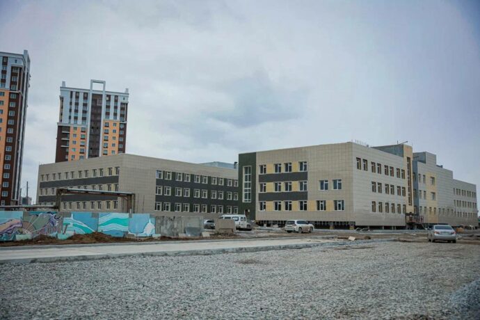 Строительство самой большой школы Якутии идет по графику 