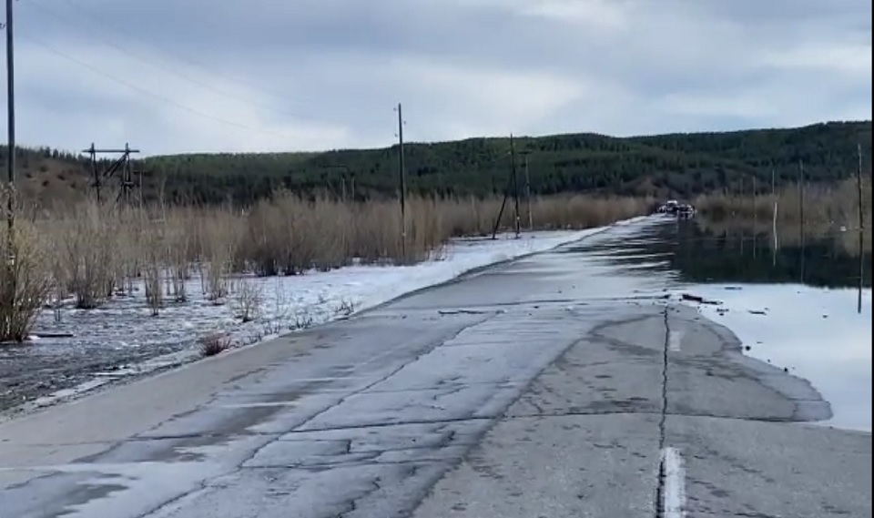 Из-за подъема уровня воды на реке Лене в Якутске размыт участок дороги Кангалассы - Капитоновка
