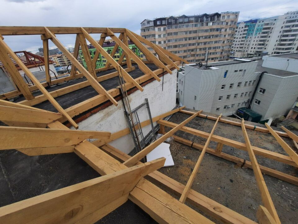 В Якутске в рамках капитального ремонта внедряется практика замены плоской крыши на скатную