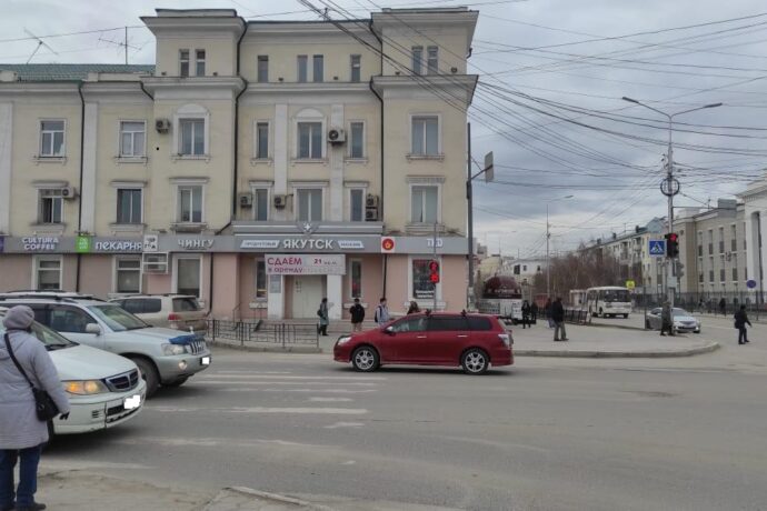 В Якутске водитель иномарки совершил наезд на женщину с самокатом