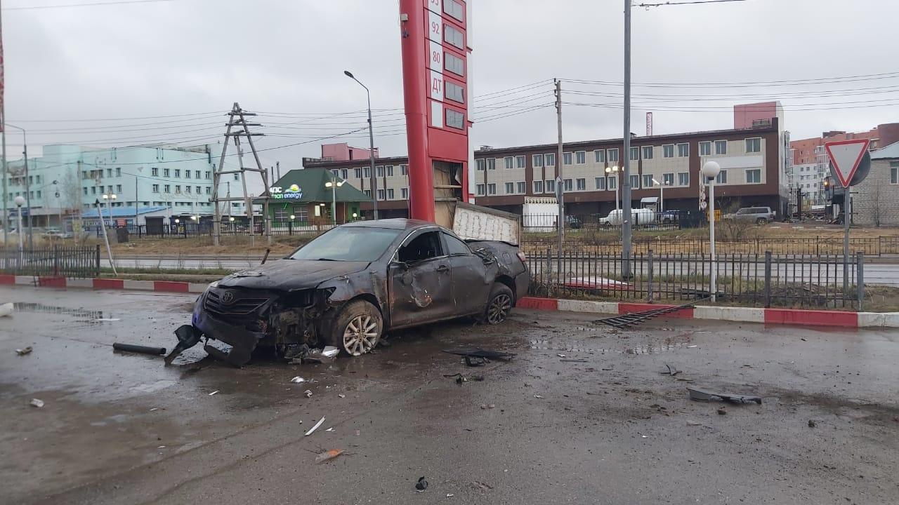 В Якутске пьяный водитель врезался в препятствие и столкнулся в Лексусом