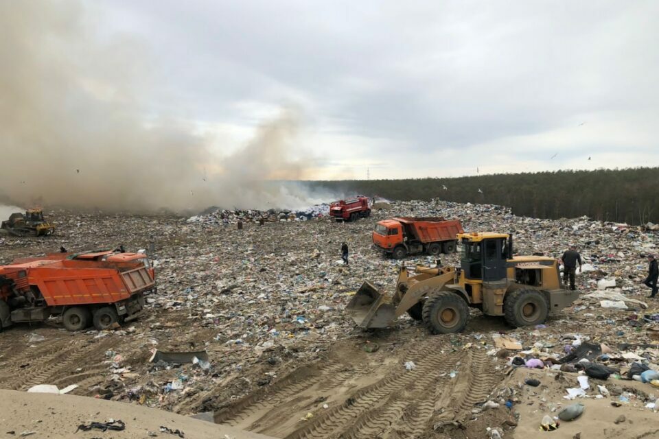 В Якутске на тушении пожара на мусорном полигоне количество техники увеличено до 14 единиц