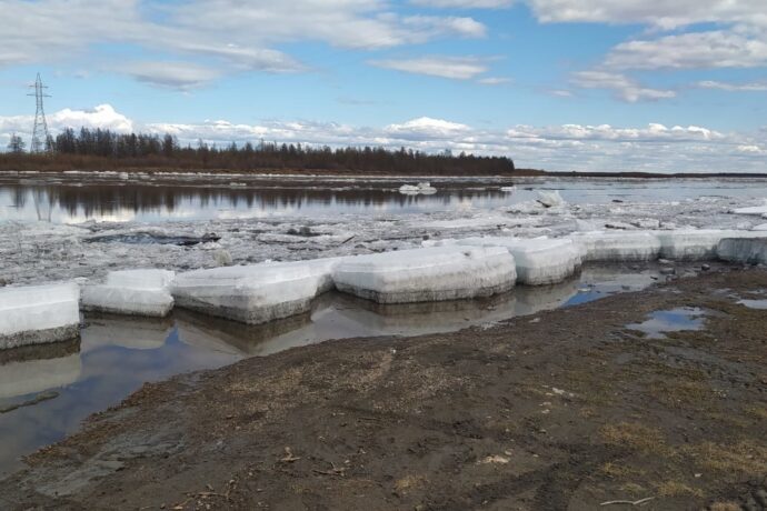 В подтопленном в результате ледохода на реке Лене в Якутии селе Хоринцы включили электроснабжение