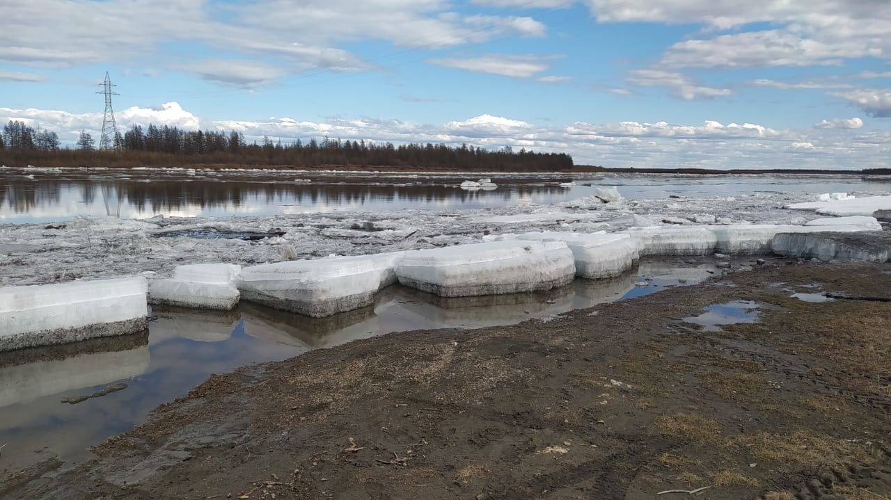 Нижняя кромка ледохода на реке Лене в Якутии находится у села Исить Хангаласского района