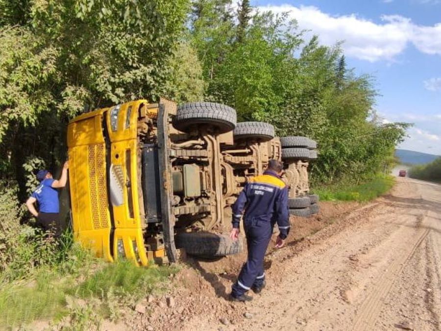 В Якутии водитель попал в ДТП и оказался зажатым в кабине грузовика