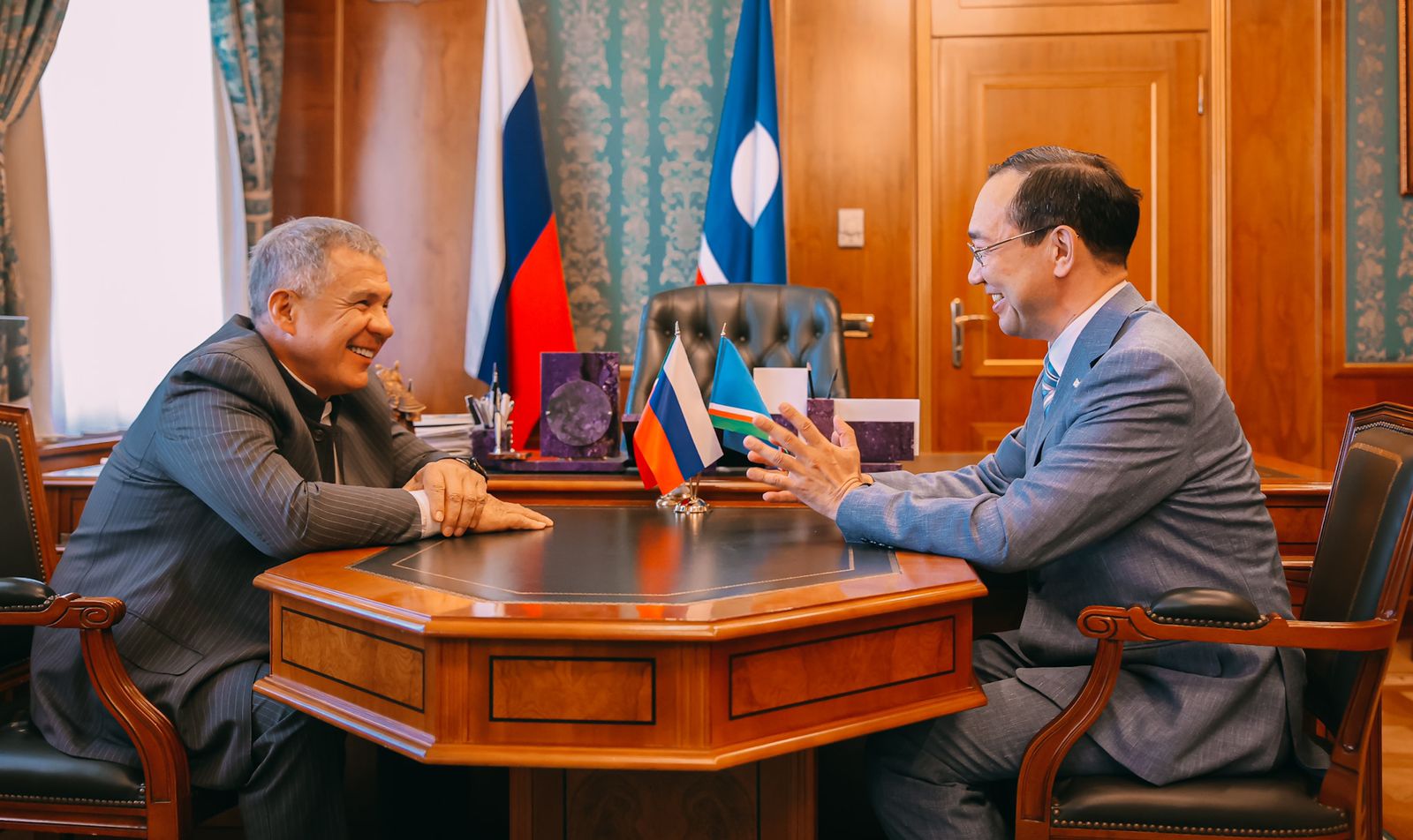 Укрепление межрегионального сотрудничества обсудили главы Якутии и Татарстана