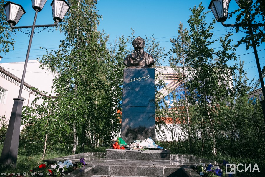 В Якутске прошло традиционное возложение цветов к памятнику Пушкину
