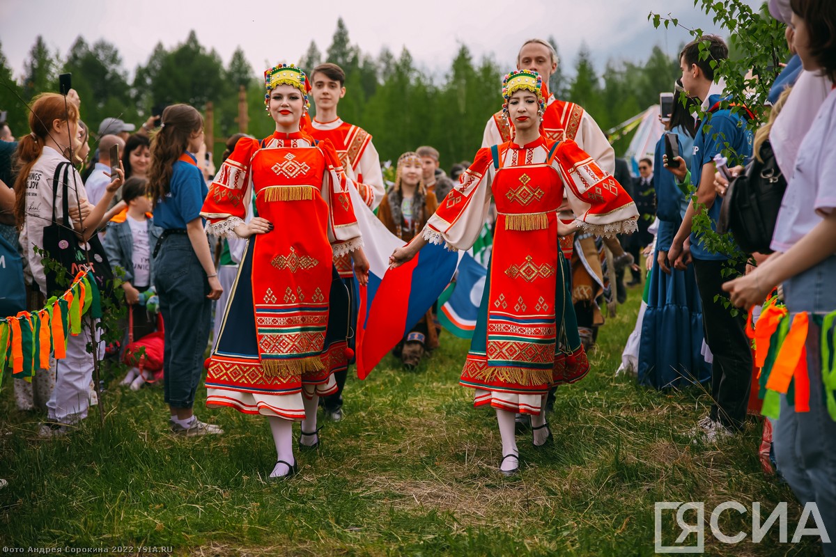 Двойной праздник. Праздники России. Ысыах. Праздники Якутии. Ысыах Якутский праздник картина.