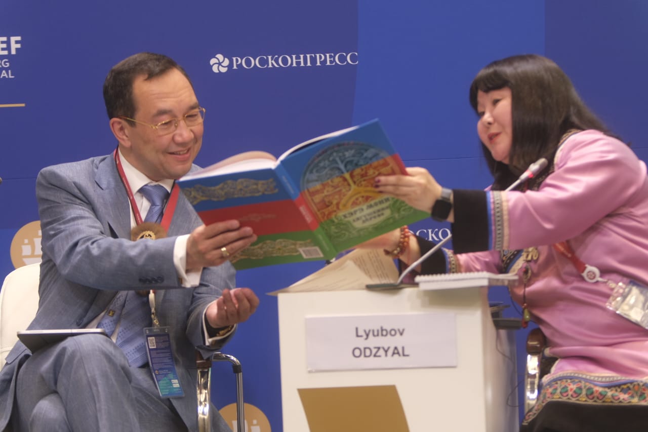 О проекте по сохранению северных языков и культуры рассказал глава Якутии на полях ПМЭФ