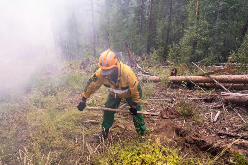272 парашютиста-десантника тушат лесные пожары на территории Якутии