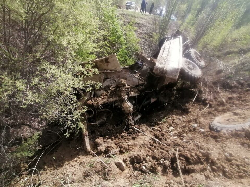 В Якутии при опрокидывании грузовика погиб водитель