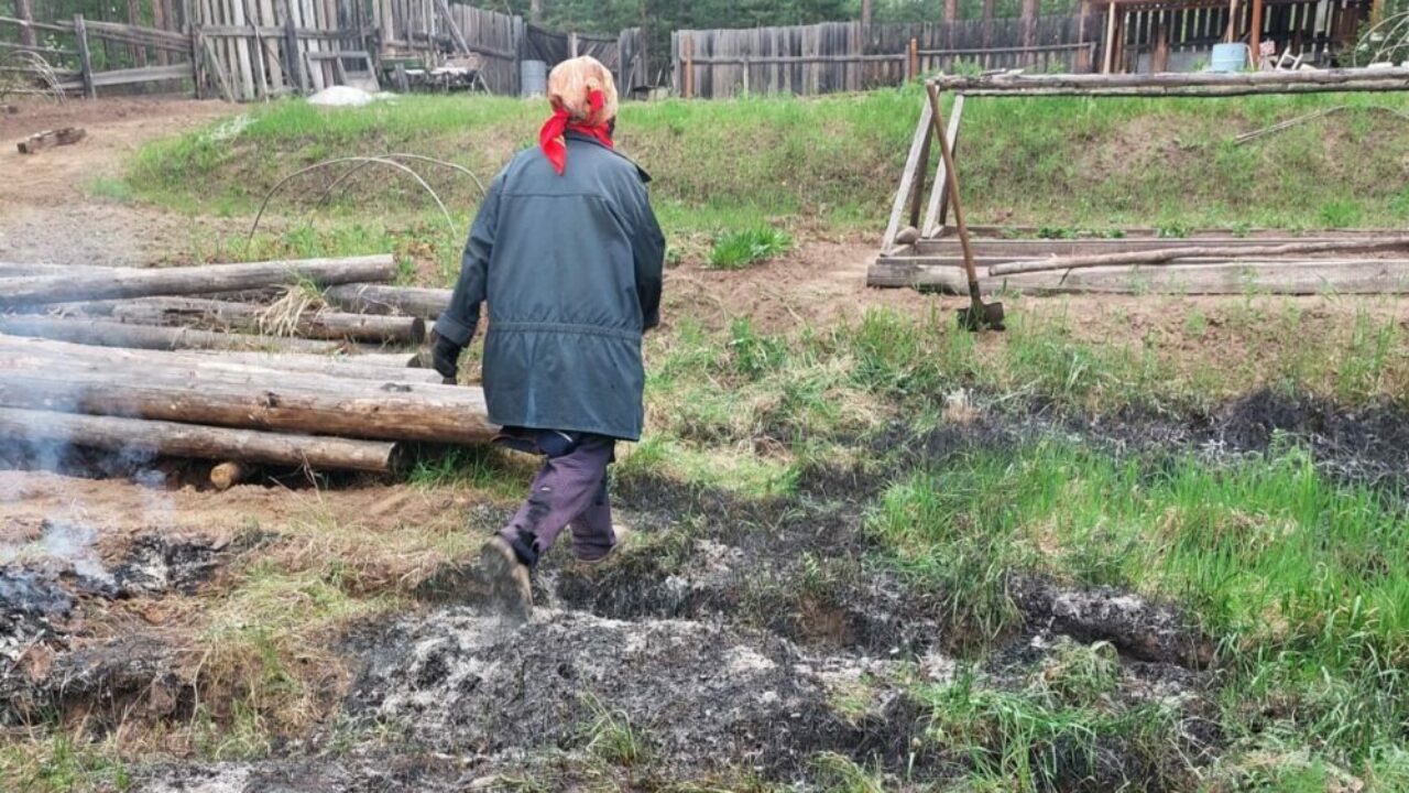 Сжигание сухой травы стало причиной возгорания во дворе дома в Ленске — ЯСИА