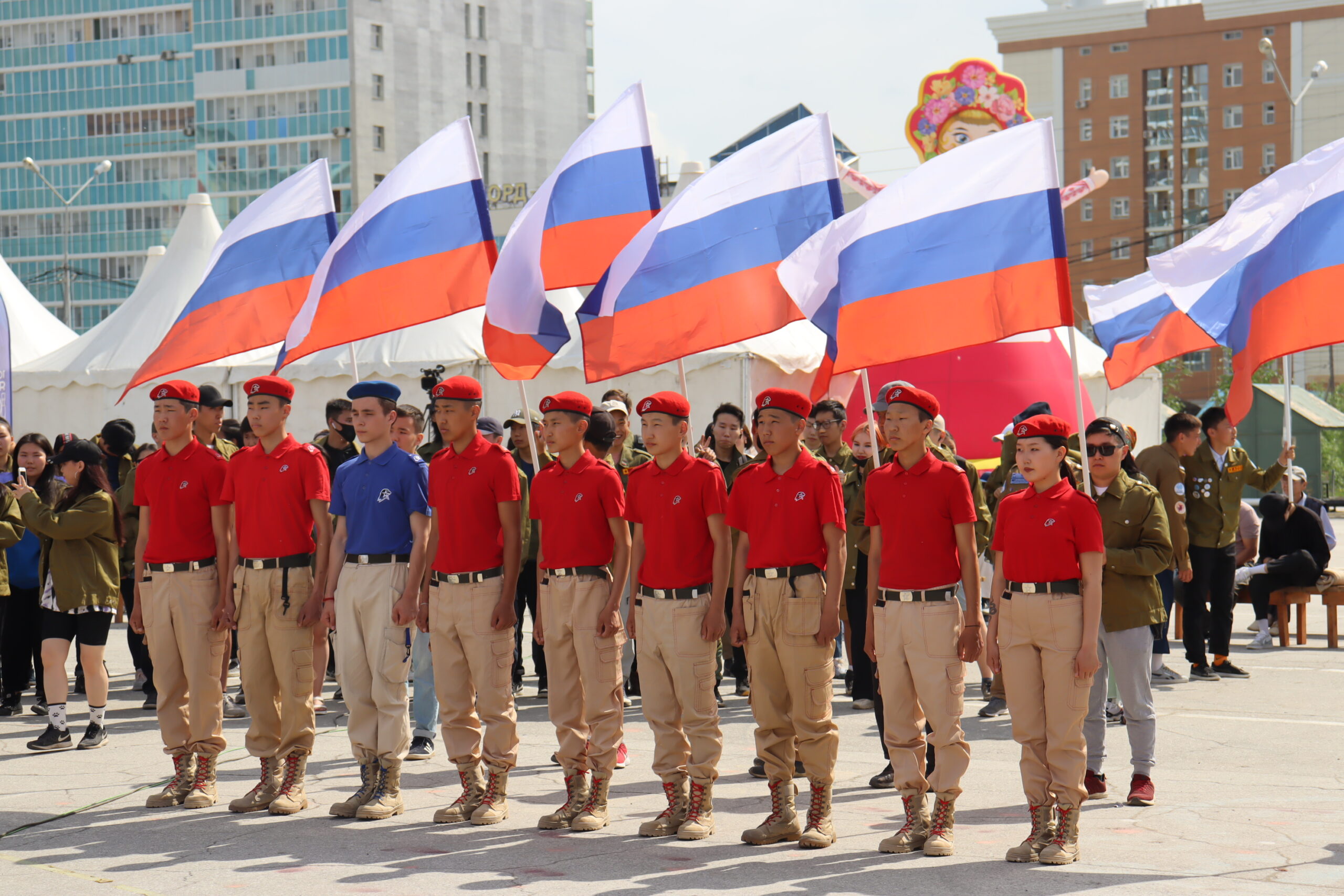 Юнармейцев Якутии наградили нагрудными знаками в День России