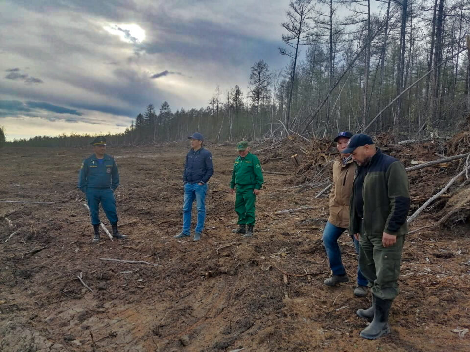 Готовность населенных пунктов к лесным пожарам проверили в Якутии