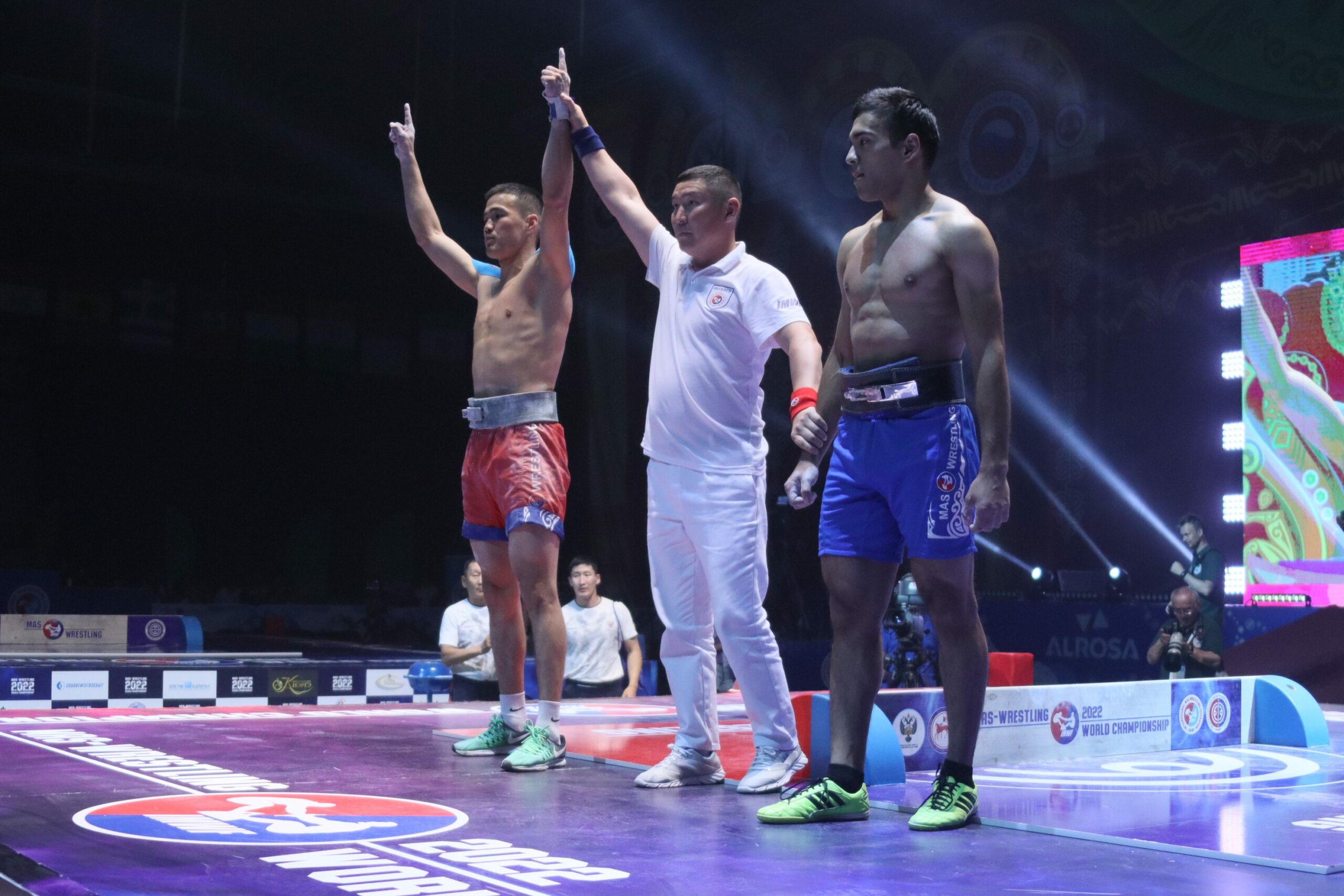 Спортсмены соперники. Россия чемпион мира. Чемпион мира. Валерий спорт.