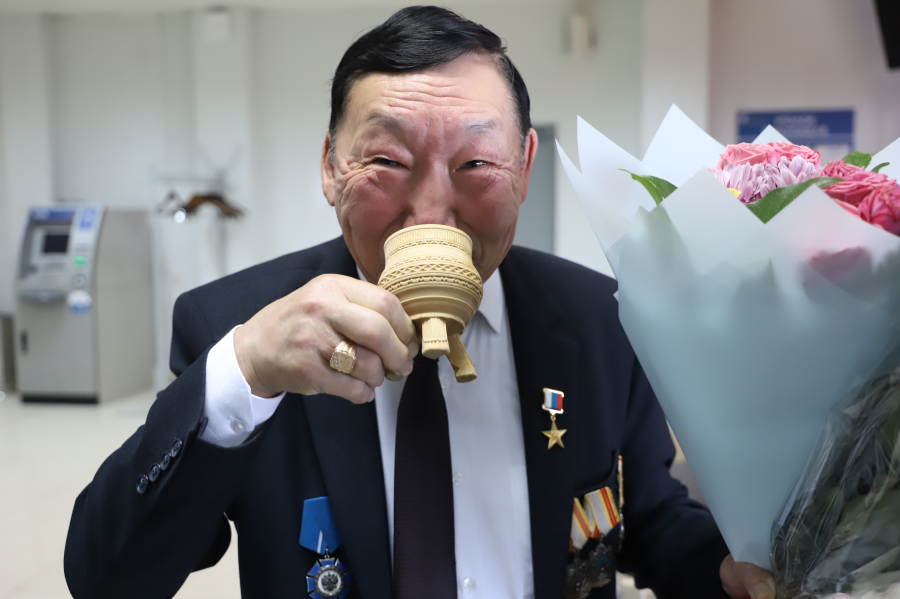 Мүрү эбэ. Герой социалистического труда женщина. Африканович герой труда. Африканович герой труда. Байшев турдыбек герой труда.