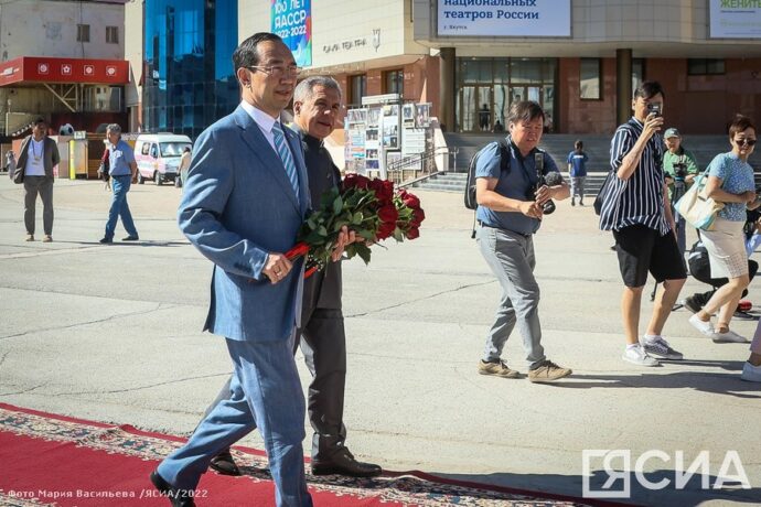 Глава Якутии и президент Татарстана возложили цветы к памятнику Платону Ойунскому