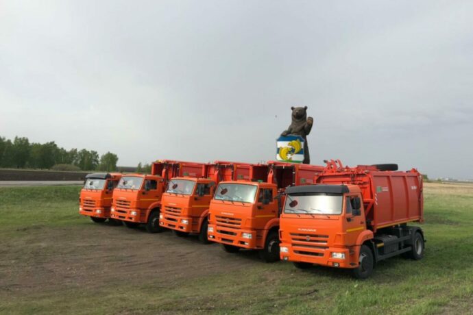 В Якутск привезли пять новых мусоровозов