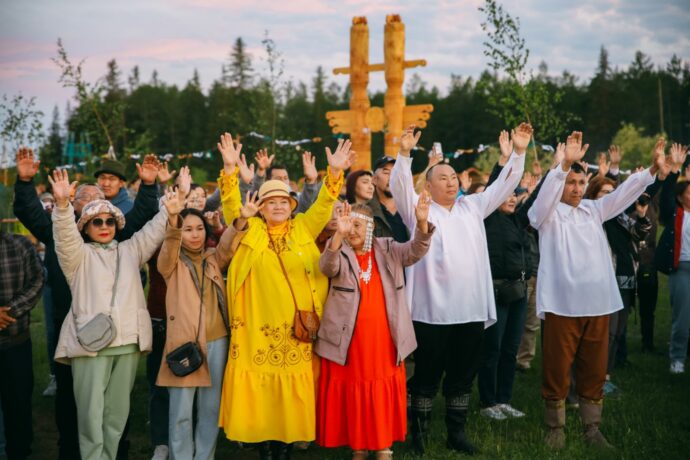 Фото: обряд встречи солнца на Ысыахе Олонхо в Верхневилюйском районе Якутии