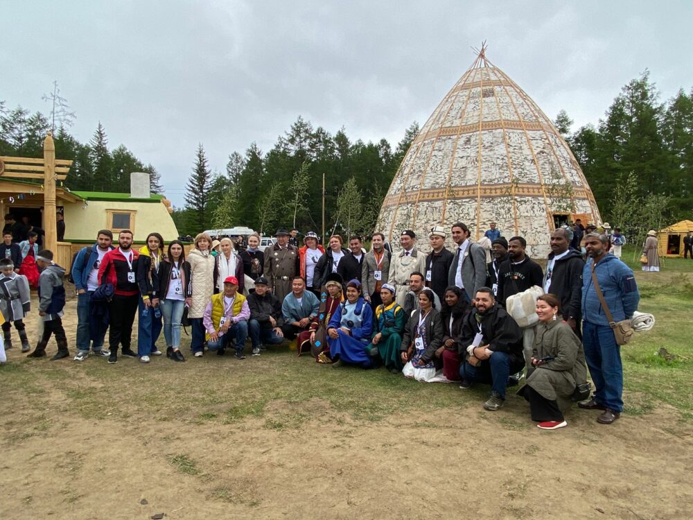 Глава Якутии встретился с участниками фестиваля «Встреча шедевров ЮНЕСКО на земле Олонхо»
