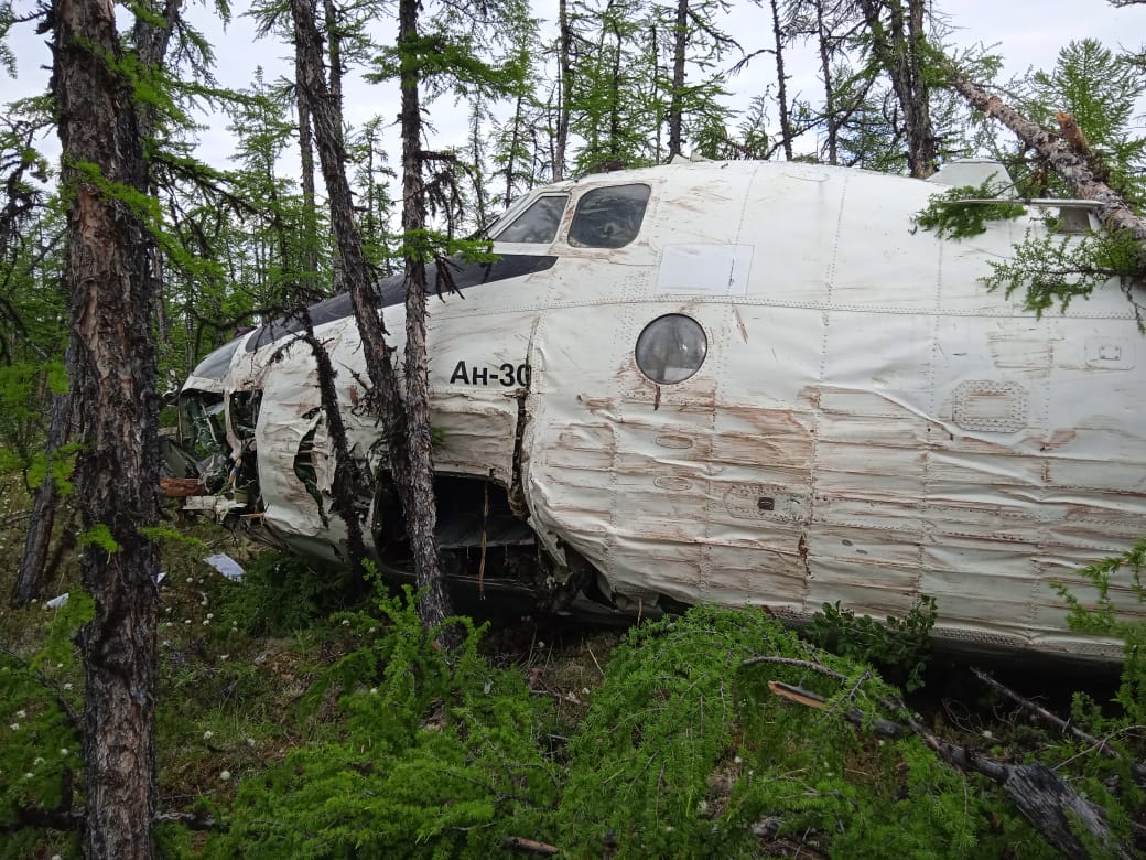 Появились кадры с места жесткой посадки Ан-30 в Якутии