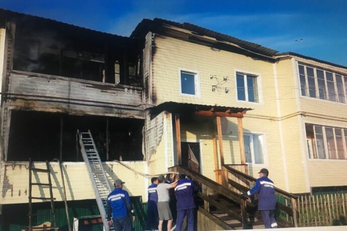В селе Намцы тушат пожар в двухэтажном жилом доме