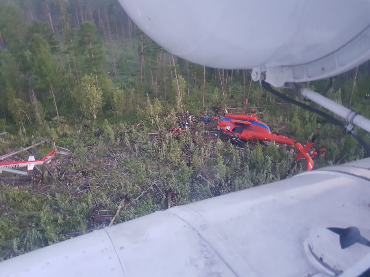 Появились кадры с места жесткой посадки вертолета в Якутии