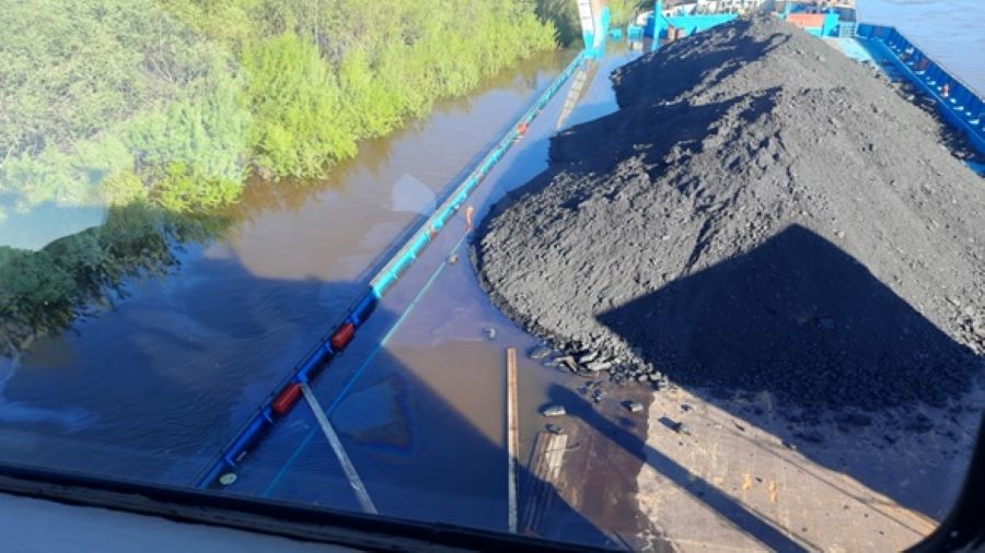 Разлив нефтепродуктов на реке Алдан произошёл в результате повреждения парома